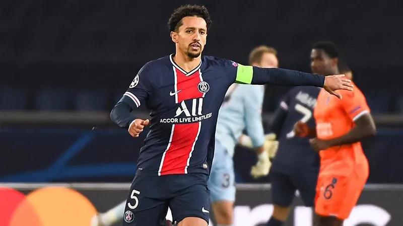 Marquinhos durante un duelo con el PSG