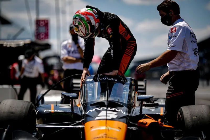 TWITTER @PatricioOWard El mexicano subiendo a su coche