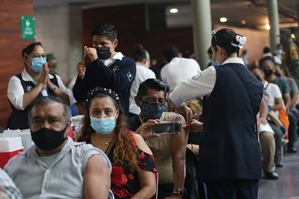 EFE La vacunación masiva en la Ciudad de México
