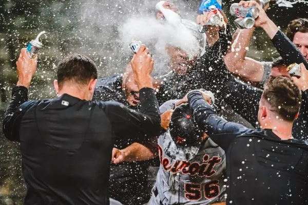 Spencer Turnbull celebra con el equipo