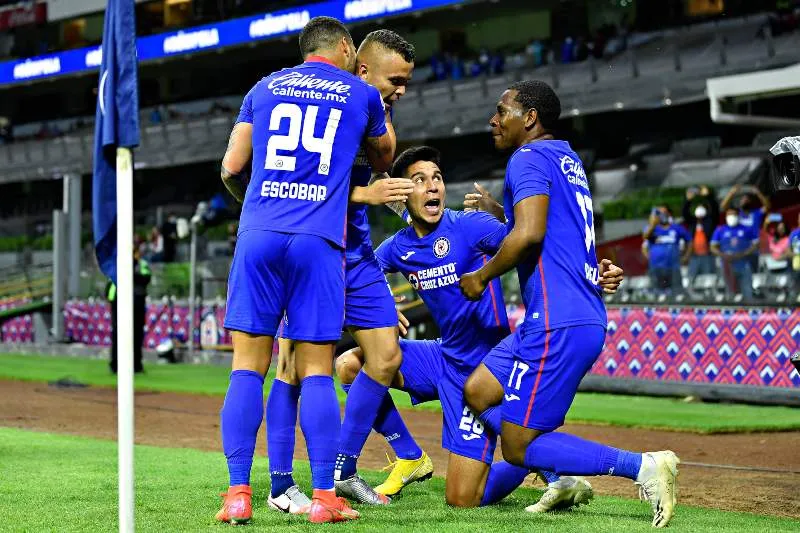 Cruz Azul en festejo de gol