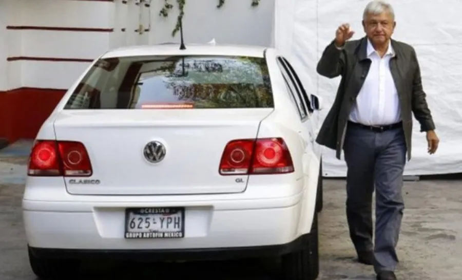 AMLO y su Jetta blanco