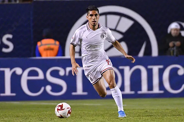 José Madueña en un partido con Chivas