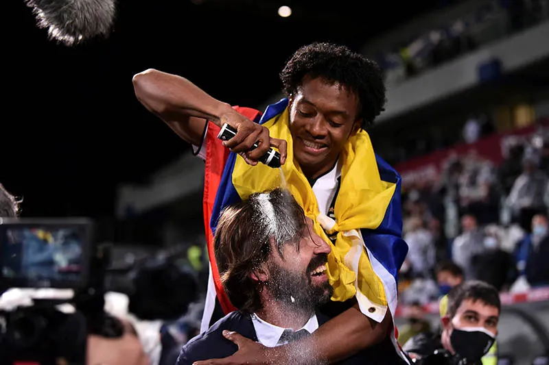 Cuadrado festeja con Pirlo el título de la Copa de Italia
