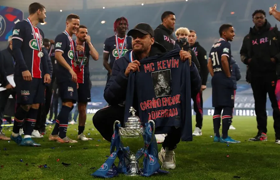 Neymar celebra el título de la Copa de Francia