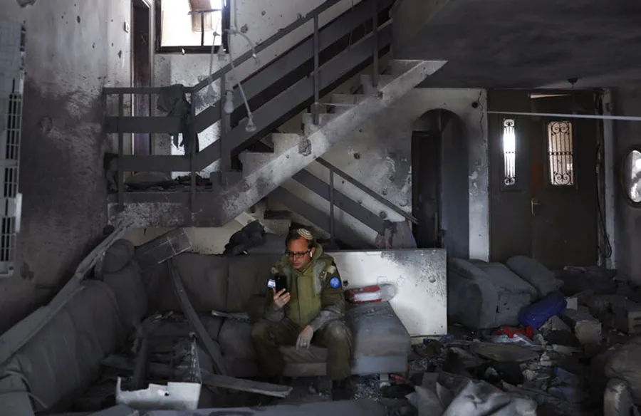 AP Soldado israelí inspecciona los daños en una casa que recibió el impacto de un cohete