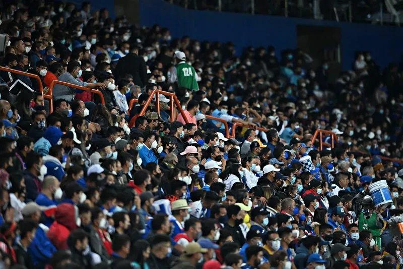 IMAGO7 Aficionados de los Tuzos durante el partido contra Cruz Azul