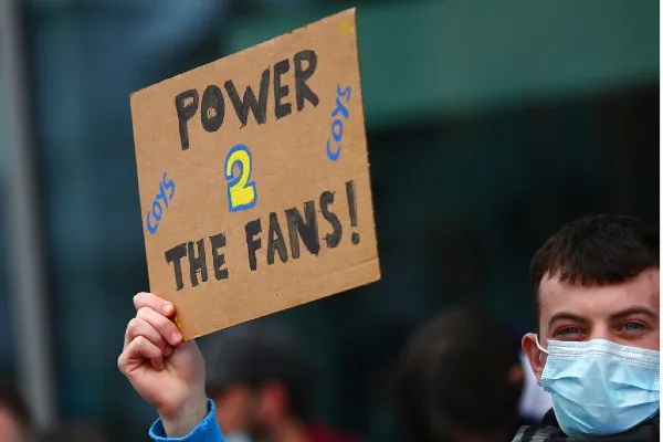 Hincha del Tottenham protesta contra la Superliga