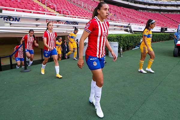 Integrantes de Chivas y Tigres previo a un partido