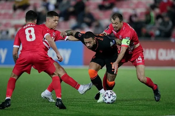 TWITTER @Memphis Memphis Depay en acción