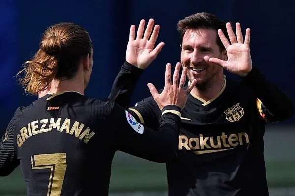 TWITTER @RonaldKoeman Griezmann y Messi celebran anotación