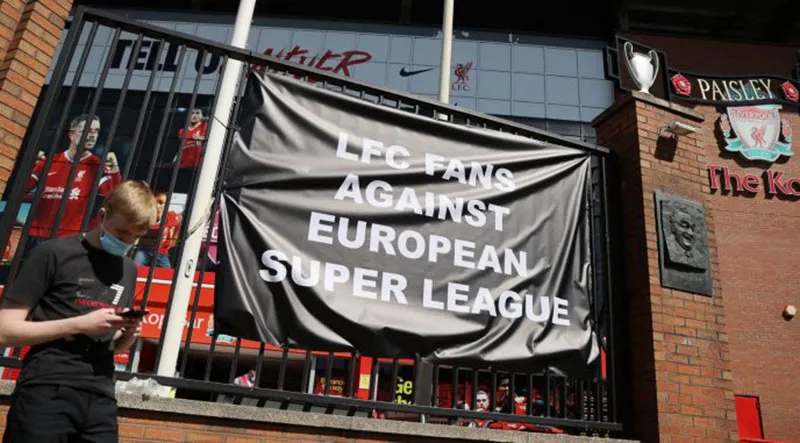 EFE Aficionados del Liverpool protestan contra la Superliga