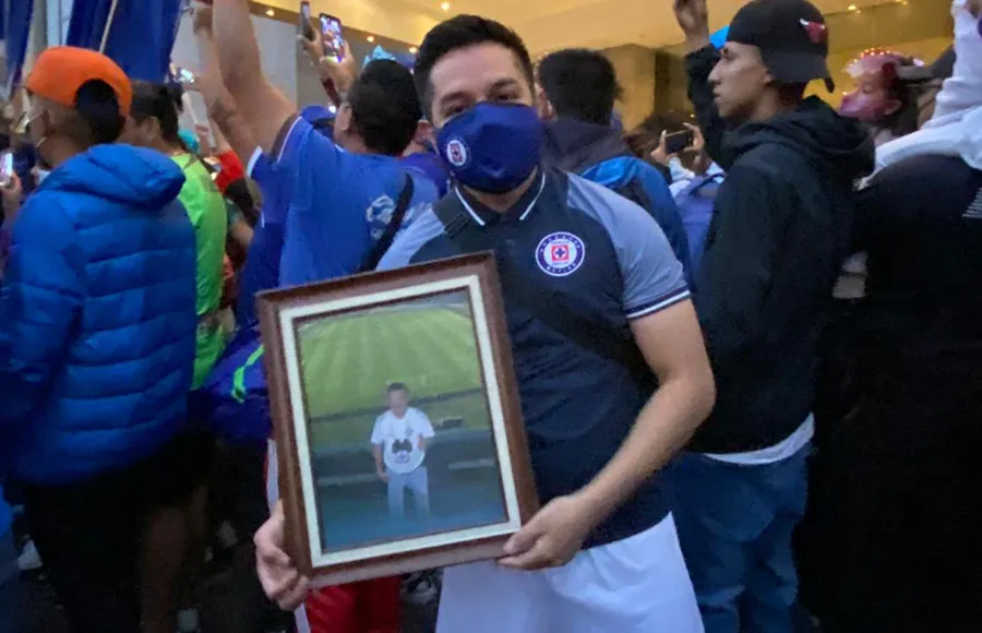 RÉCORD Aficionado de La Máquina apoyando al equipo