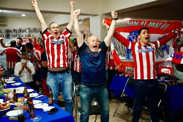 EFE Afición del Atlético de Madrid en el Centro Gallego en CDMX