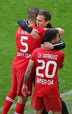 EFE Hannes Wolf técnico del Bayer Leverkusen, abraza a Bender y a Charles Aránguiz
