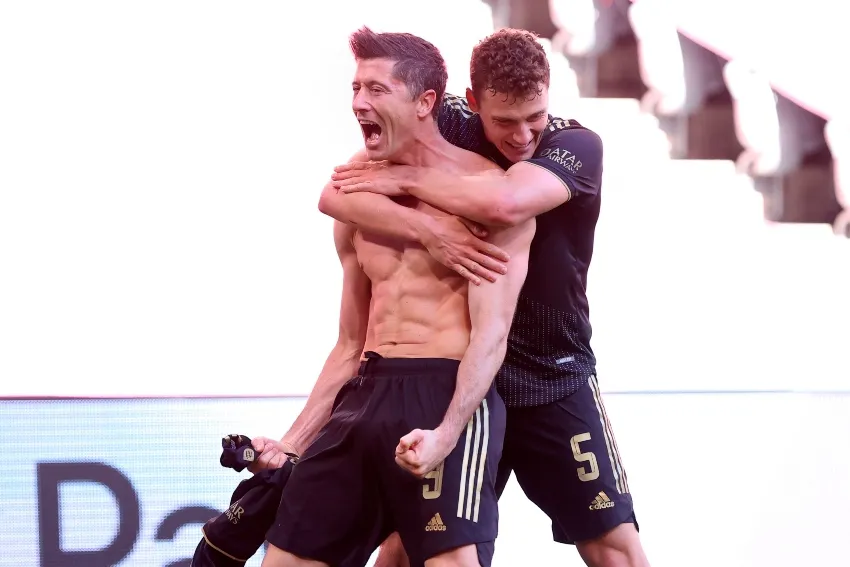 Robert Lewandowski tras anotar su gol 41 de la temporada