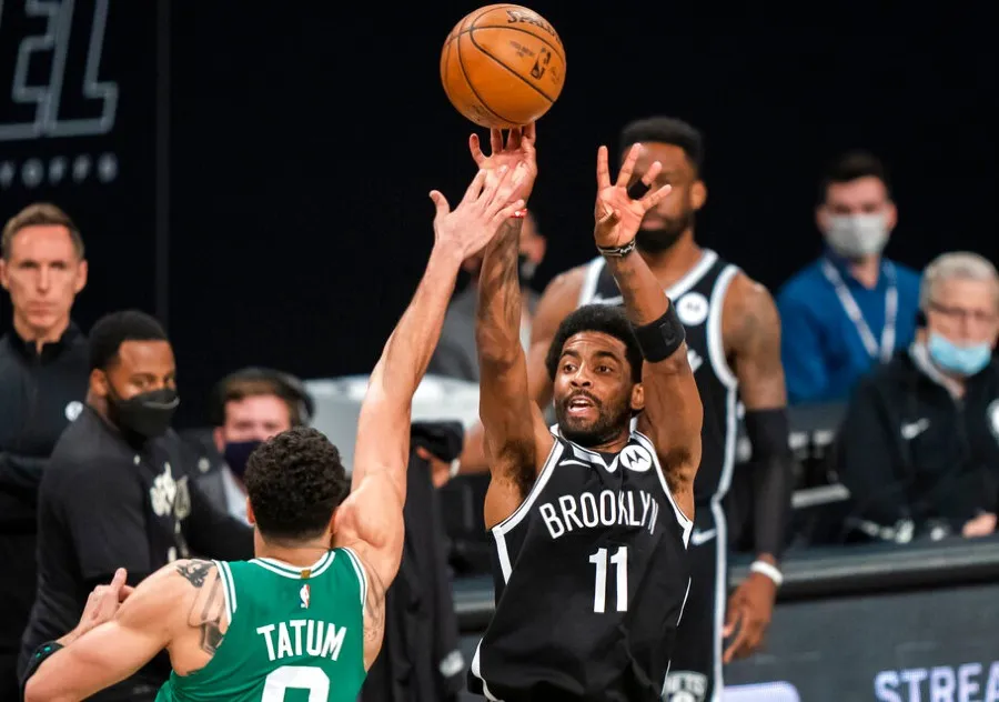 AP Kyrie Irving dispara ante marca de Jayson Tatum