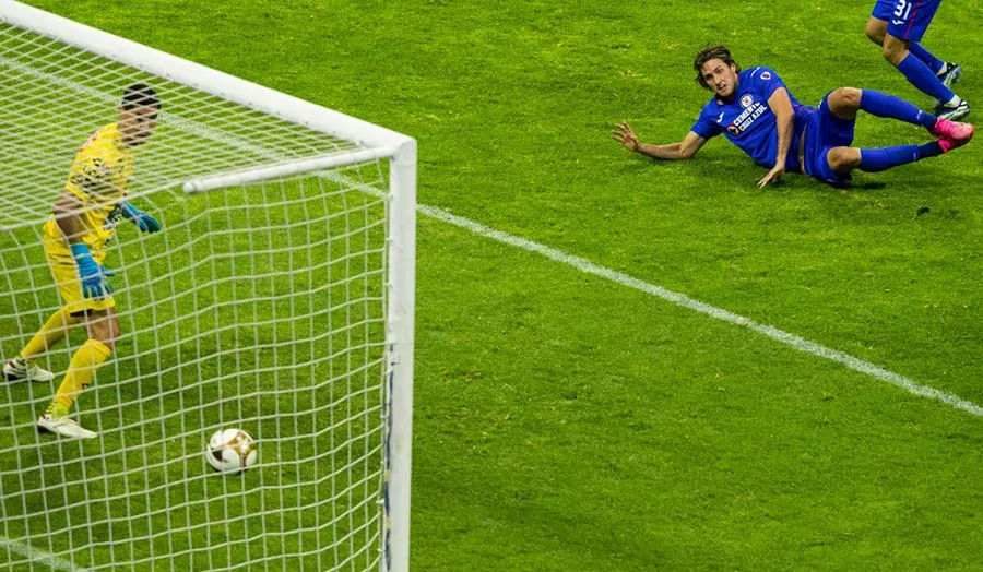 Giménez remata de cabeza para marcar ante los Tuzos