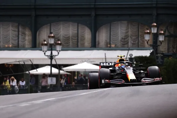 Sergio 'Checo' Pérez con la escudería Red Bull