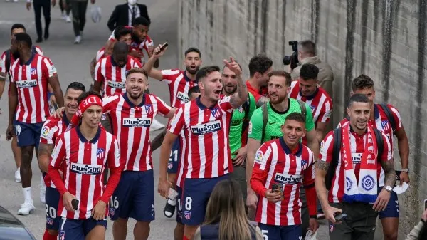 Jugadores del Atlético de Madrid saliendo del estadio
