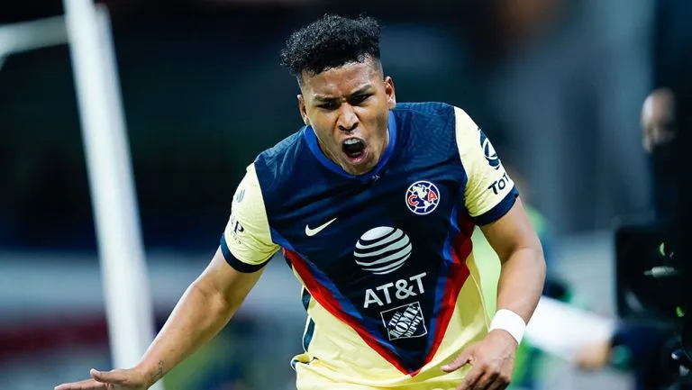 Roger Martínez en partido con América