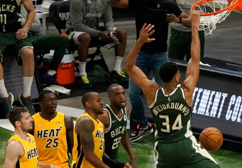 AP Antetokounmpo anota una canasta