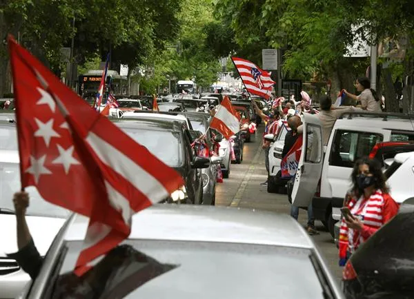 Afición del Atlético de Madrid en el Paseo del Prado