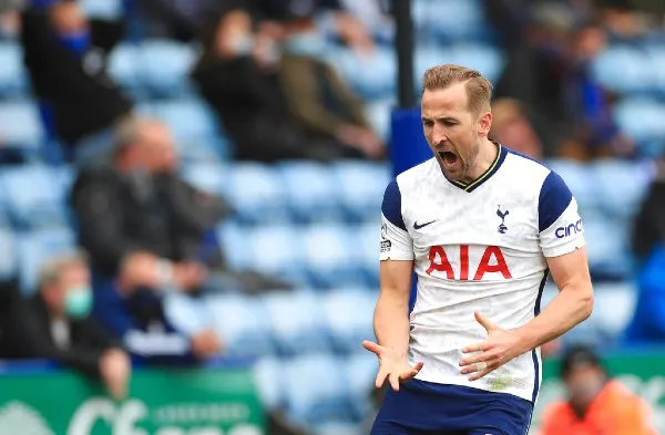 Harry Kane celebra gol en partido frente al Leicester City