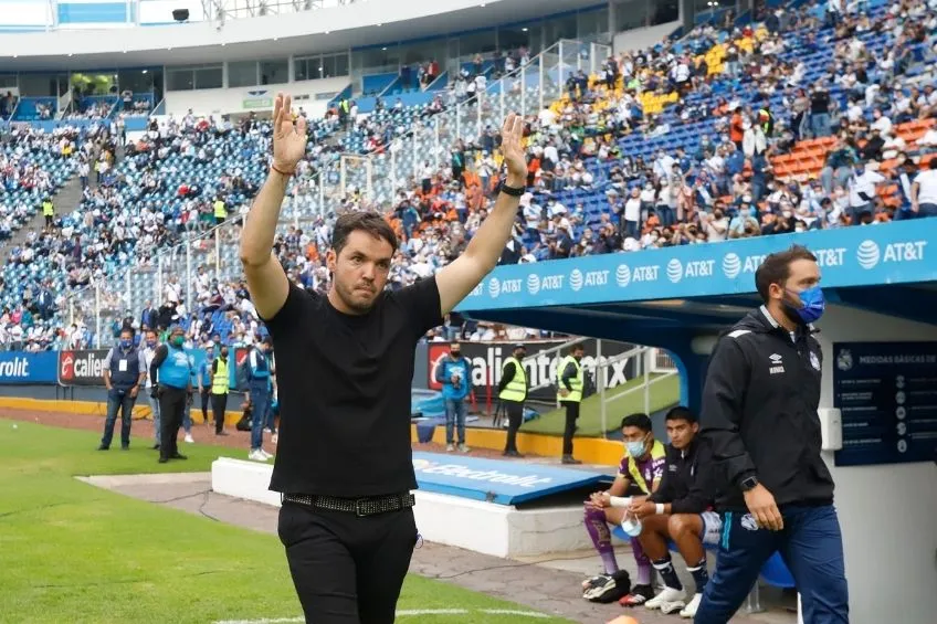 Larcamón en el partido con Puebla