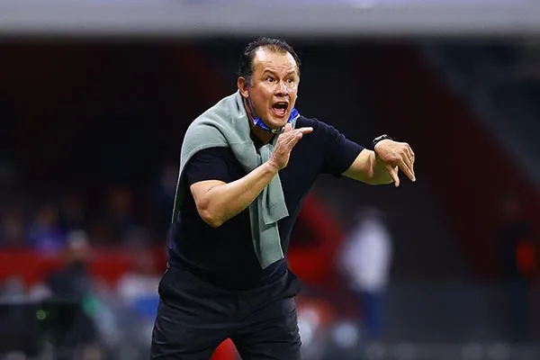 El peruano da instrucciones en el duelo ante Tuzos