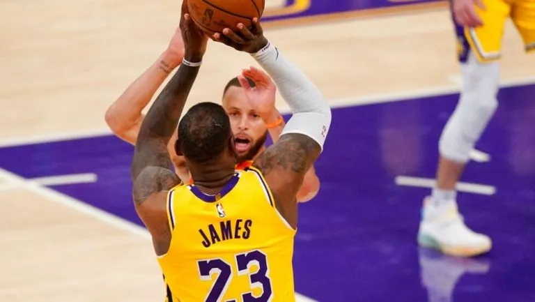 AP James en el juego contra Warriors
