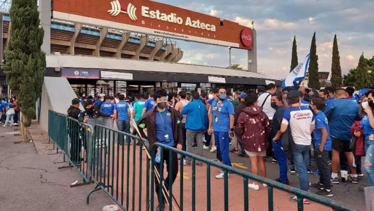 Aficionados hacen fila para ingresar al Azteca
