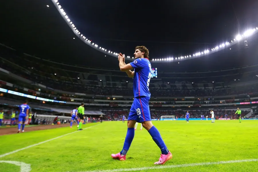 Santiago Giménez en victoria sobre Pachuca