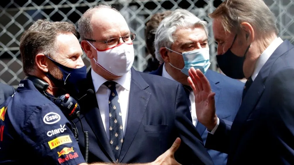 Horner con cubrebocas negro saluda en el GP de Mónaco