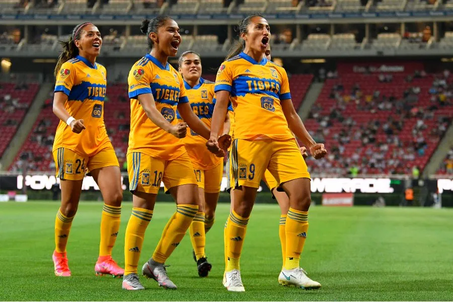 Jugadoras de Tigres celebrando un gol vs Chivas
