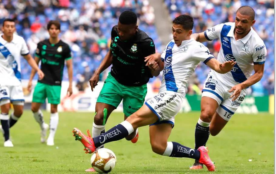 Reyes en acción ante los Guerreros