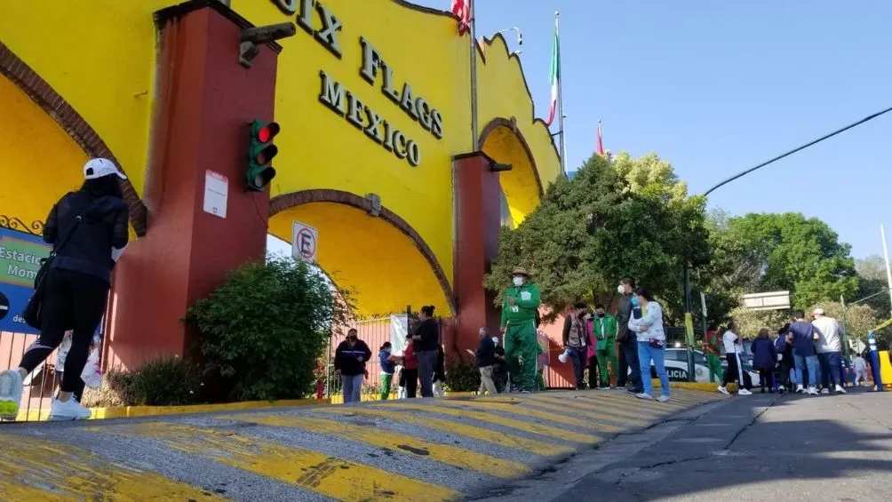 @CLAUDIASHEIN Six Flagas, uno de los centros de vacunación