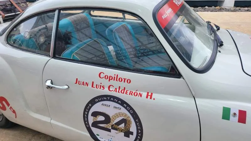 TWITTER:@ESPOLITIC Auto Felipe Calderón