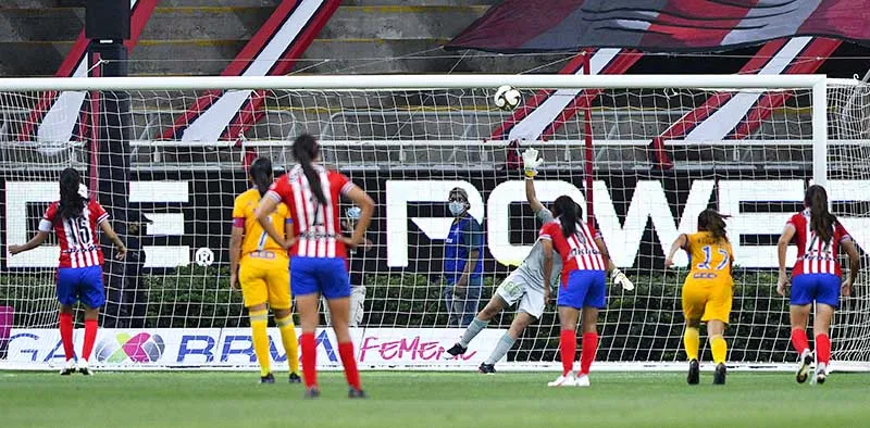 Así fallo el penalti Carolina Jaramillo ante Tigres