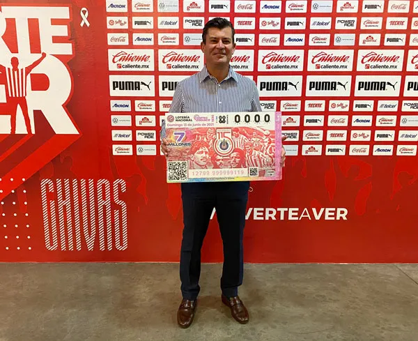 Ramón Ramírez muestra uno de los boletos