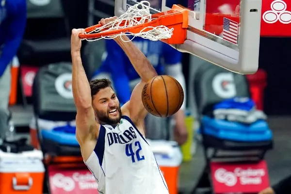 Maxi Kleber de los Mavs encesta