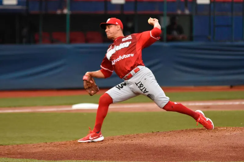 DIABLOS ROJOS Arturo López, en el montículo