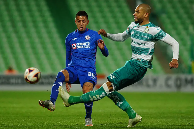 IMAGO7 Alvarado y Doria durante un duelo entre Santos y Cruz Azul