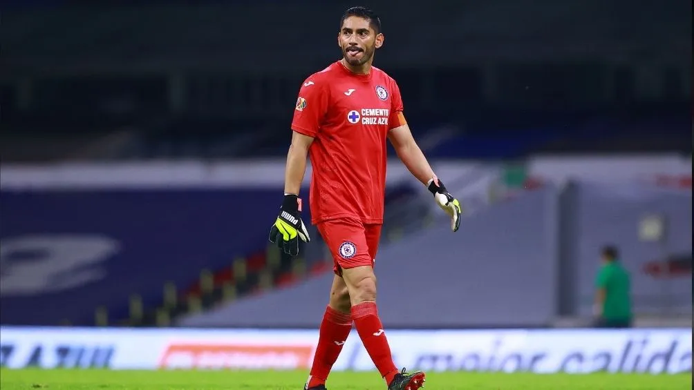 Jesús Corona en un partido con el Cruz Azul