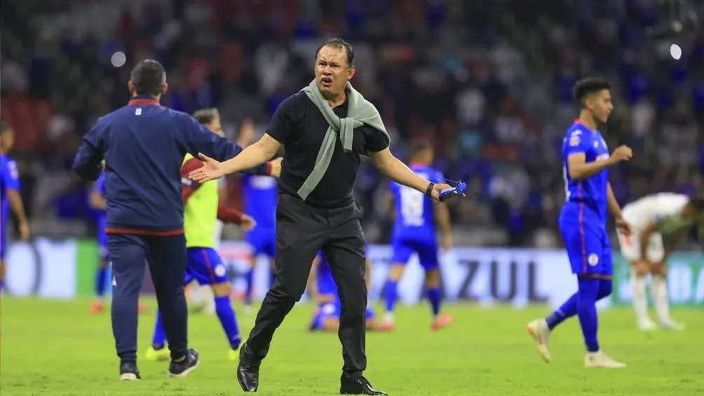 Juan Reynoso en un partido con Cruz Azul