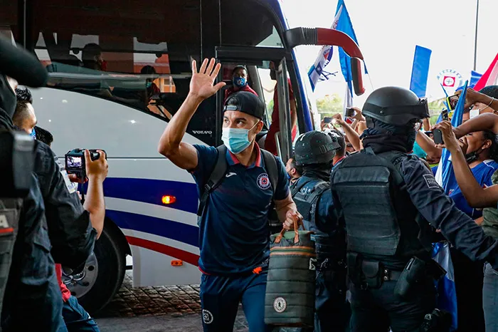 TWITTER @CruzAzul Jugadores saludan a la afición en la llegada al hotel