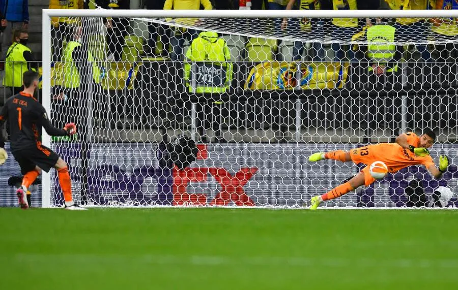 Géronimo Rulli ataja el disparo de David De Gea