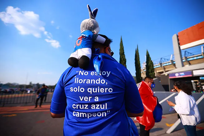 IMAGO7 Fan celeste en las afueras del Azteca