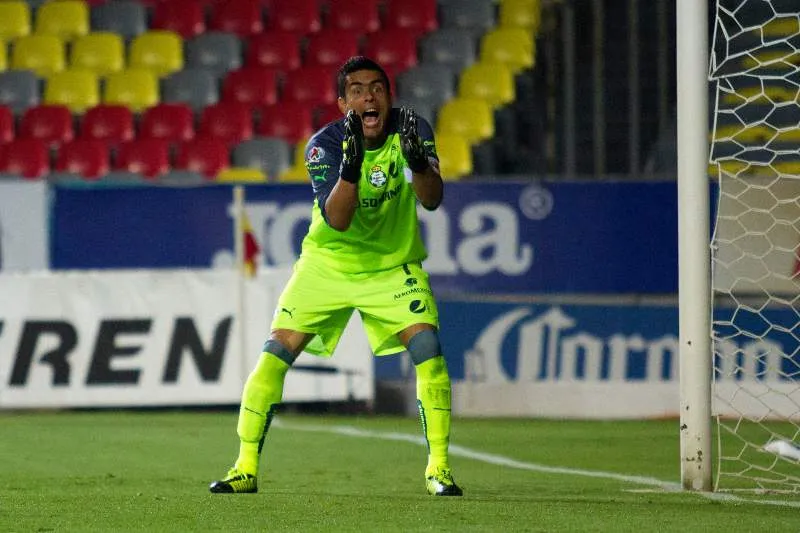 Oswaldo jugando con Santos