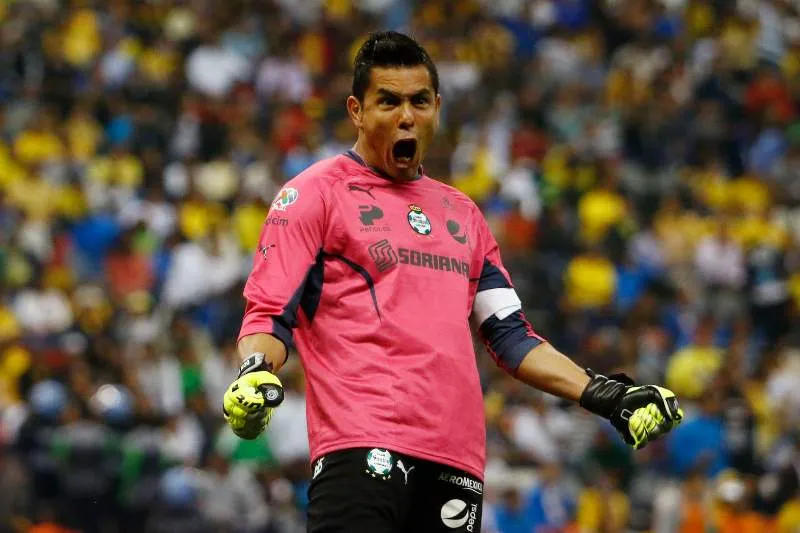 Oswaldo Sánchez jugando con Santos